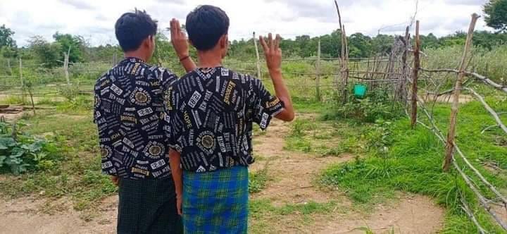 (ဖမ်းဆီးခံရခြင်းမှ လွတ်မြောက်လာသော ရဲဘော်နှစ်ဦး။ ။ဓါတ်ပုံ- We Love Myaing)