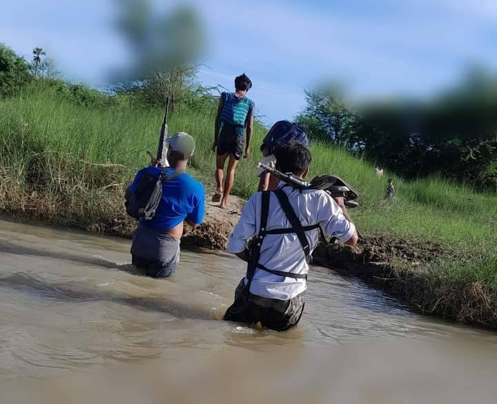 Young Force(UG) ၏ ရဲဘော်များ စစ်ဆင်ရေးတစ်ခု သွားရောက်နေစဥ်၊ ဓာတ်ပုံ - Young Force UG