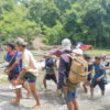 (ဒဏ်ရာရရဲဘော်အား ထမ်းစင်ဖြင့် သယ်ဆောင်လာစဥ်။ဓာတ်ပုံ- The Youth Force -Saw&Kyaukhtu)