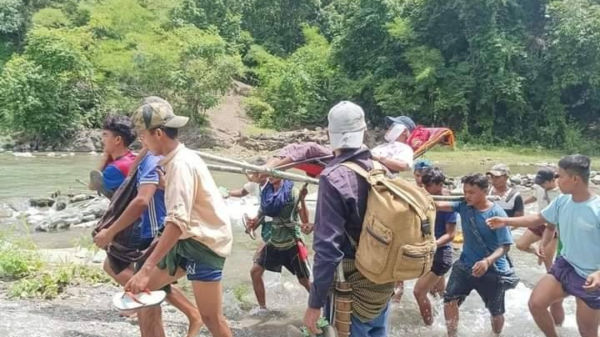 (ဒဏ်ရာရရဲဘော်အား ထမ်းစင်ဖြင့် သယ်ဆောင်လာစဥ်။ဓာတ်ပုံ- The Youth Force -Saw&Kyaukhtu)