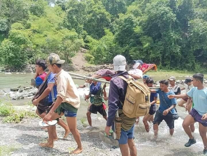 (ဒဏ်ရာရရဲဘော်အား ထမ်းစင်ဖြင့် သယ်ဆောင်လာစဥ်။ဓာတ်ပုံ- The Youth Force -Saw&Kyaukhtu)