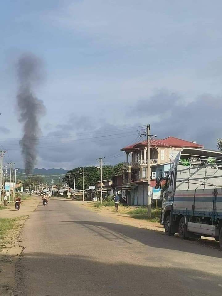 (မိုးဗြဲမြို့ရှိ ပြည်သူနေအိမ်အချို့ ယနေ့ နံနက်ပိုင်းက မီးလောင်နေသည်ကို တွေ့ရစဥ်၊ဓာတ်ပုံ - KGY)