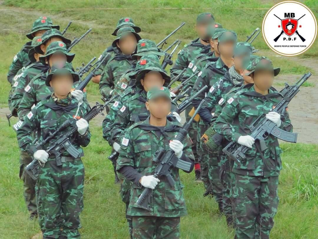 (မိုးဗြဲပြည်သူ့ကာကွယ်ရေးတပ်(MBPDF)မှ ရဲဘော်များအား တွေ့ရစဥ်)