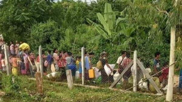 (ဘေးလွတ်ရာရှောင်တိမ်းရန် ပြင်တင်နေကြသည့် ဆိပ်ဖြူဒေသခံများအားတွေ့ရစဥ်။ ။ဓါတ်ပုံ-CJ)