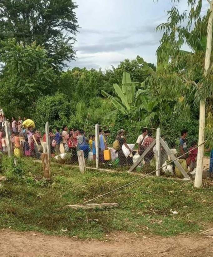 (ဘေးလွတ်ရာရှောင်တိမ်းရန် ပြင်တင်နေကြသည့် ဆိပ်ဖြူဒေသခံများအားတွေ့ရစဥ်။ ။ဓါတ်ပုံ-CJ)