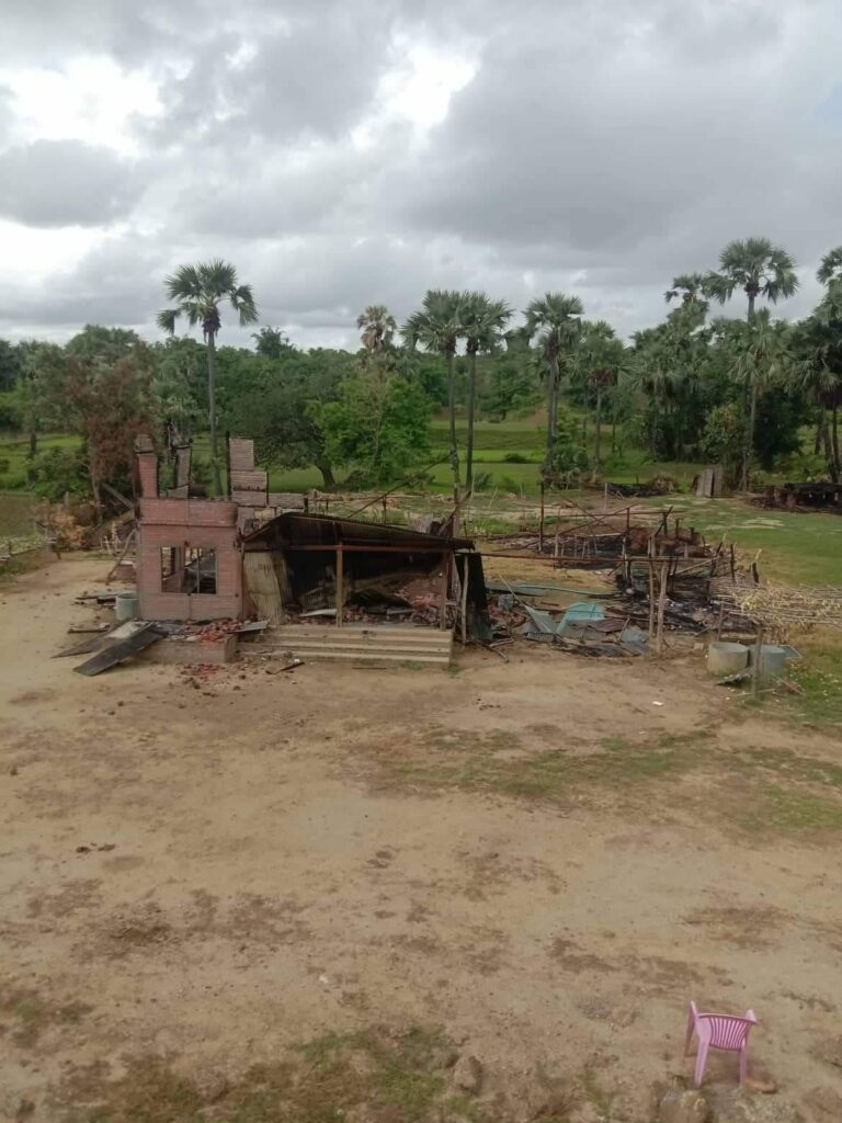 ကျောက်ခွက်ကျေးရွာအတွင်း အကြမ်းဖက်စစ်တပ်က ဝင်ရောက်မွှေနှောက်ဖျက်ဆီးသွားစဥ် ။ဓာတ်ပုံ - We Love Myaing