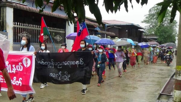 (ဇူလိုင်လဆန်းပိုင်းတွင်ဖားကန့်၌ဆန္ဒထုတ်​ဖော်​နေကြစဥ်။ ဓါတ်ပုံ-ဖားကန့်သပိတ်စစ်​ကြောင်း)