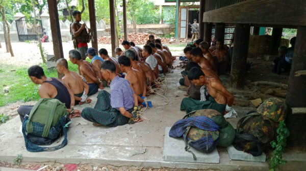 (၂၀၂၂ ​မေလ ၁၀ ရက်က​ရေဦးမြို့နယ်​မောင်တိုင်ပင် ​ကျေးရွာတွင် စစ်​ကောင်စီတပ်က ​ဒေသခံပြည်သူများကို အစုလိုက်အပြုံလိုက်မသတ်ဖြတ်ခင်ဖမ်းဆီးထားမှုနှင့်ပြည်သူများကိုသတ်ဖြတ်ရသည်ကို ဝမ်းသာအားရ​​ပြောဆို၍ ဆဲဖီးလ်ဓါတ်ပုံရိုင်​နေ​သောစစ်​ကောင်စီတပ်သားသုံးဦး။ ဓါတ်ပုံ-RFA)