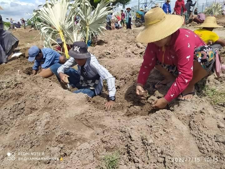 ထန်းကြီးကျေးရွာတွင် ရတနာများတွေ့ရှိသည်ဟုဆိုကာ နေ့စဥ် လူထောင်၊သောင်းချီ လာရောက်တူးနေကြစဥ်။ဓါတ်ပုံ-CJ