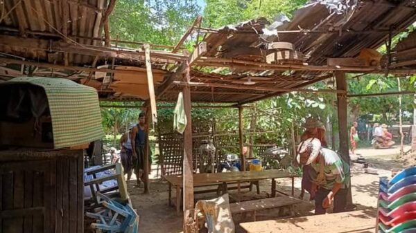 (ပြီးခဲ့သည့် ဇူလိုင် ၁၇ရက်က လက်နက်ကြီးကျည်မှန်၍ သေဆုံးခဲ့သူ အမျိုးသမီးတစ်ဦးနှင့် လက်နက်ကြီးကျည်ကျရောက်ခဲ့သည့် လက်ဖက်ရည်ဆိုင် အား တွေ့ရစဥ်၊ ဓာတ်ပုံ - ကိုနွေဦး-မြောင်)