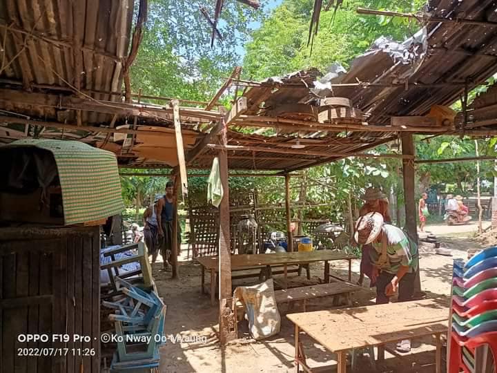 (ပြီးခဲ့သည့် ဇူလိုင် ၁၇ရက်က လက်နက်ကြီးကျည်မှန်၍ သေဆုံးခဲ့သူ အမျိုးသမီးတစ်ဦးနှင့် လက်နက်ကြီးကျည်ကျရောက်ခဲ့သည့် လက်ဖက်ရည်ဆိုင် အား တွေ့ရစဥ်၊ ဓာတ်ပုံ - ကိုနွေဦး-မြောင်)