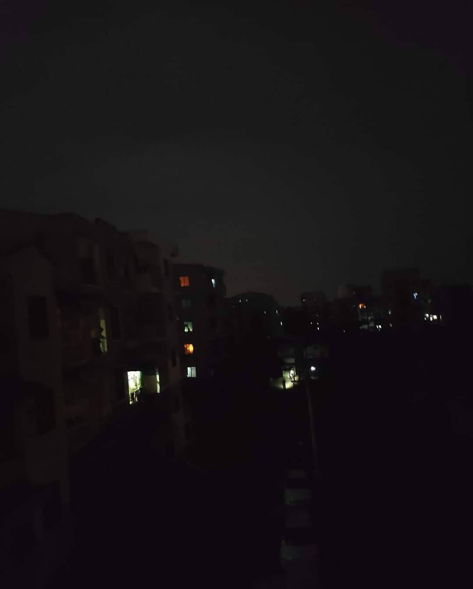 ရန်ကုန်မြို့၌ လျှပ်စစ်မီးပြတ်တော်၍ မှောင်မဲနေစဥ်၊ ဓာတ်ပုံ - CJ
