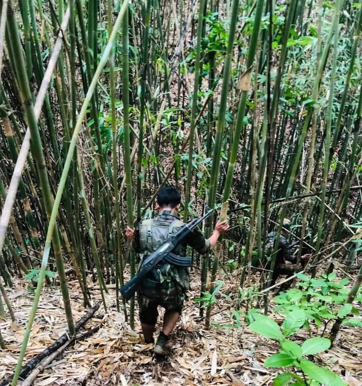(ပလက်၀ ချင်းကာကွယ်ရေးတပ်(CDF)မှ ရဲဘော်တစ်ဦးအား တွေ့ရစဥ်)