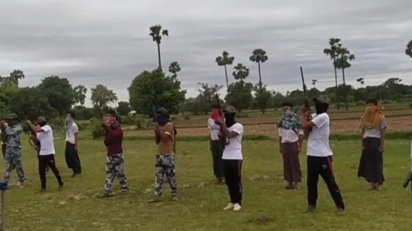 (ဗိုလ်လင်းယုန် Local ပြောက်ကျားတပ်ဖွဲ့ဝင်အချို့အားတွေ့ရစဥ်)