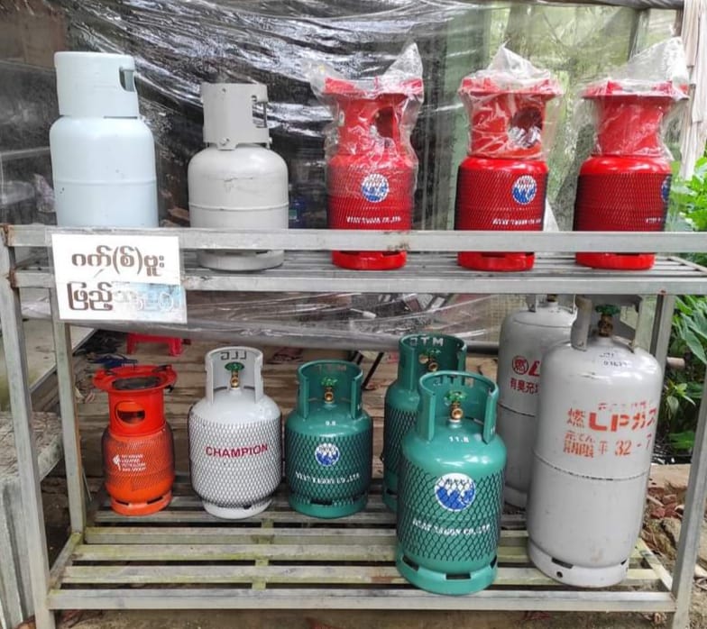 (​မီးဖို​ချောင်သုံးရေနံဓါတ်​ငွေ့ရည်တစ်တပိဿာလျှင် ၅၀၀၀ ကျပ်မှ ၁၀၀၀၀ ကျပ်ခန့်အထိ့တက်လာသည်။ ဓါတ်ပုံ-CJ)