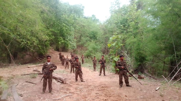 (လောင်းရှည်ဒေသကာကွယ်ရေးတပ်ဖွဲ့မှ ရဲဘော်များအားတွေ့ရစဥ်)