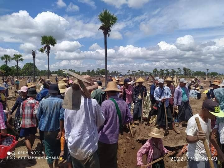 ထန်းကြီးကျေးရွာတွင် ရတနာများတွေ့ရှိသည်ဟုဆိုကာ နေ့စဥ် လူ​ထောင်၊​သောင်းချီ လာရောက်တူးနေကြစဥ်။ဓါတ်ပုံ-CJ