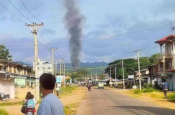 (စစ်ကောင်စီက လက်နက်ကြီးဖြင့်ပစ်ခတ်၍ မီးလောင်ပျက်စီးနေသည့် မိုးဗြဲမြို့ ပေါ်မှ နေအိမ်အချို့ကို ဇူလိုင်၁၈ရက်က တွေ့ရစဉ် ၊ဓာတ်ပုံ - KNDF)