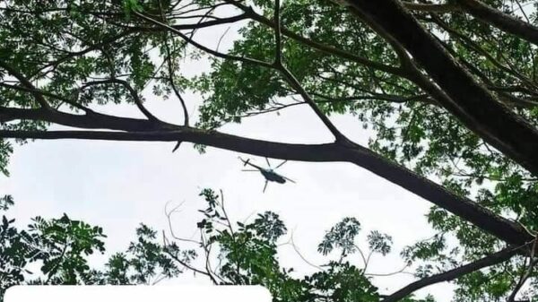 (ခင်ဦးနယ်ကျေးရွာများအား ပစ်ခတ်နေသောရဟတ်ယာဥ်များအား တွေ့ရစဥ်။ ဓာတ်ပုံ-သုတဇေယျာ)