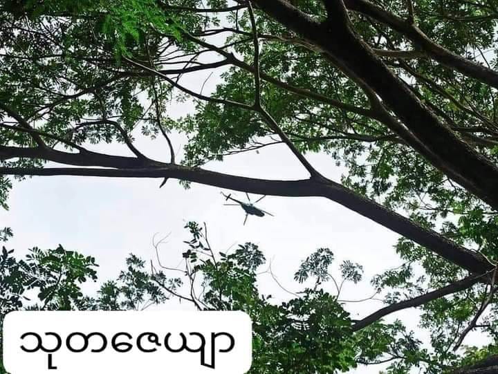(ခင်ဦးနယ်ကျေးရွာများအား ပစ်ခတ်နေသောရဟတ်ယာဥ်များအား တွေ့ရစဥ်။ ဓာတ်ပုံ-သုတဇေယျာ)