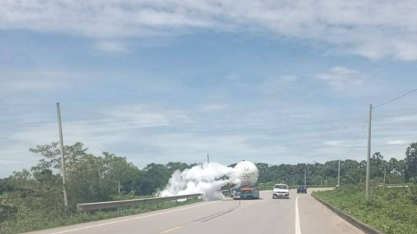 မြဝတီ - ကော့ကရိတ် အာရှလမ်းမကြီးတွင် ယနေ့နံနက် တိုက်ပွဲဖြစ်ပွားနေ၊ ဓာတ်ငွေ့တင် ဆောင်လာသောကားတစ်စီးလည်း မီးလောင်နေ