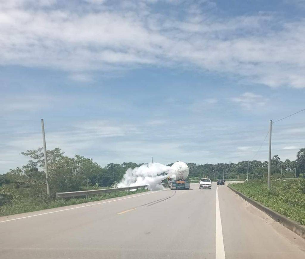 မြဝတီ - ကော့ကရိတ် အာရှလမ်းမကြီးတွင် ယနေ့နံနက် တိုက်ပွဲဖြစ်ပွားနေ၊ ဓာတ်ငွေ့တင် ဆောင်လာသောကားတစ်စီးလည်း မီးလောင်နေ