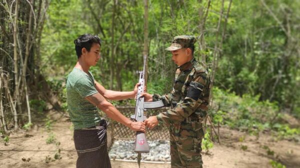 (ပြည်သူနှင့်ပူး​ပေါင်းလာ​သောတပ်မ​တော်သားများ။ ဓါတ်ပုံ-PDF​ကျောက်ထု)