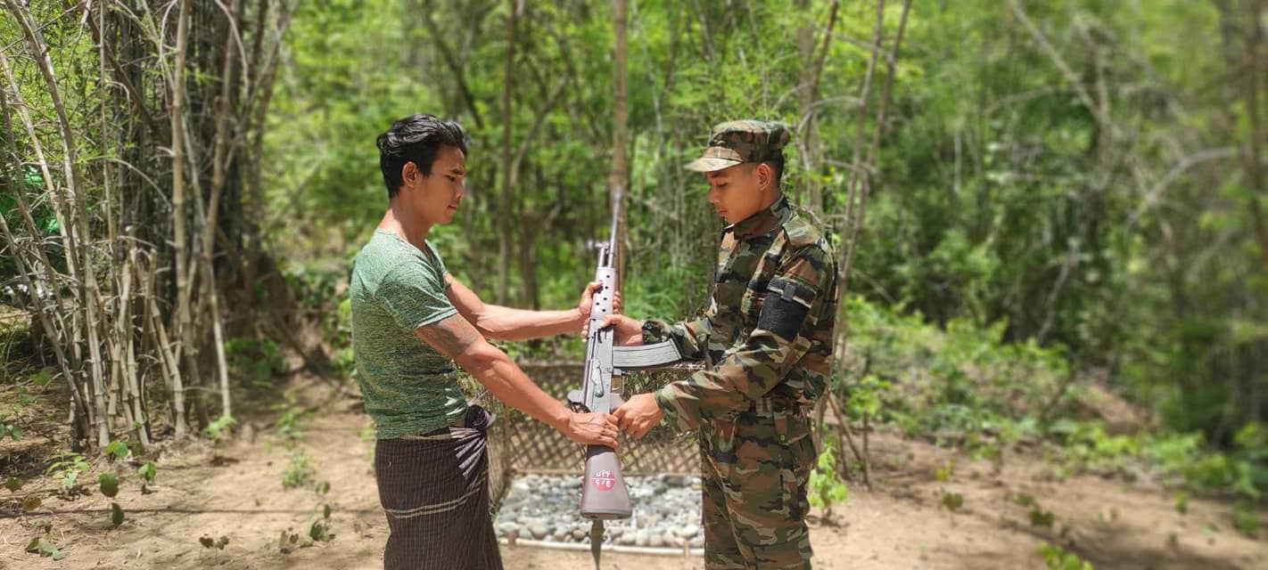 (ပြည်သူနှင့်ပူး​ပေါင်းလာ​သောတပ်မ​တော်သားများ။ ဓါတ်ပုံ-PDF​ကျောက်ထု)