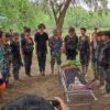 (ကျဆုံးသွားသော ရဲဘော်အောင်ကိုဇင်အား အလေးပြုနေစဥ်။ ဓါတ်ပုံ-Zero ​ပြောက်ကျားတပ်ဖွဲ့)
