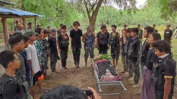 (ကျဆုံးသွားသော ရဲဘော်အောင်ကိုဇင်အား အလေးပြုနေစဥ်။ ဓါတ်ပုံ-Zero ​ပြောက်ကျားတပ်ဖွဲ့)