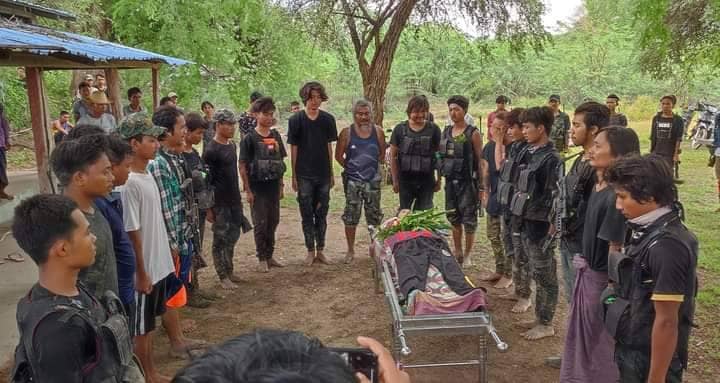(ကျဆုံးသွားသော ရဲဘော်အောင်ကိုဇင်အား အလေးပြုနေစဥ်။ ဓါတ်ပုံ-Zero ​ပြောက်ကျားတပ်ဖွဲ့)