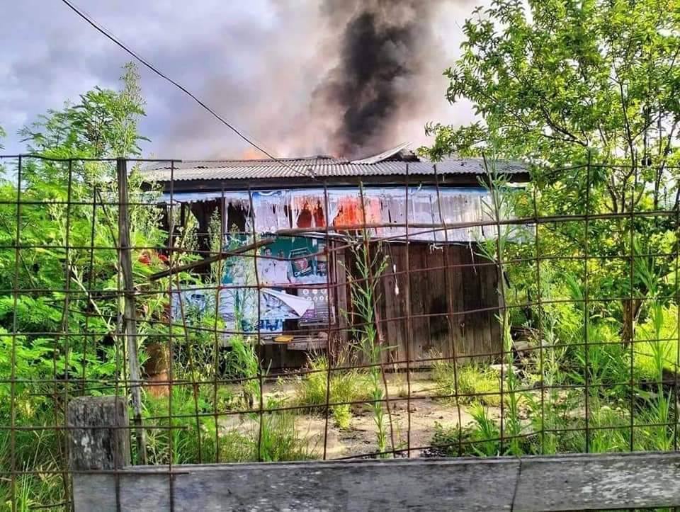 (မိုးဗြဲမြို့ရှိ ပြည်သူနေအိမ်အချို့ ယနေ့ နံနက်ပိုင်းက မီးလောင်နေသည်ကို တွေ့ရစဥ်၊ဓာတ်ပုံ - KGY)