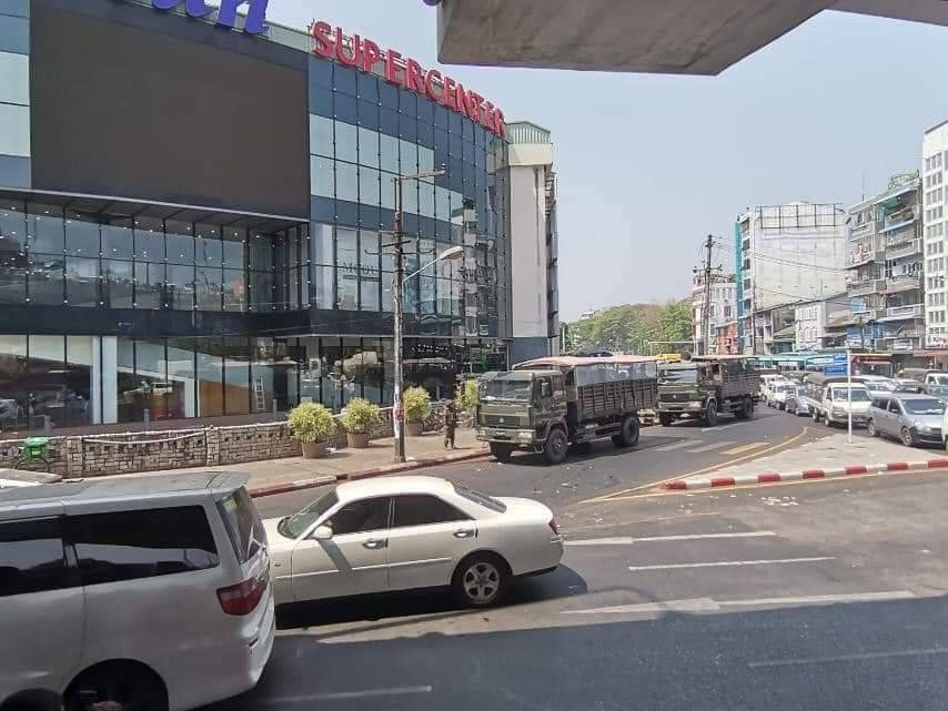 (ပြီးခဲ့သည့် မတ်လအတွင်းက တာမွေ Ocean စင်တာအနီး စစ်ကောင်စီဝင်ကားများ ရပ်တန့်၍ စစ်ဆေးမှု ပြုလုပ်နေစဥ် (ပုံအဟောင်း)၊ ဓာတ်ပုံ - CJ)