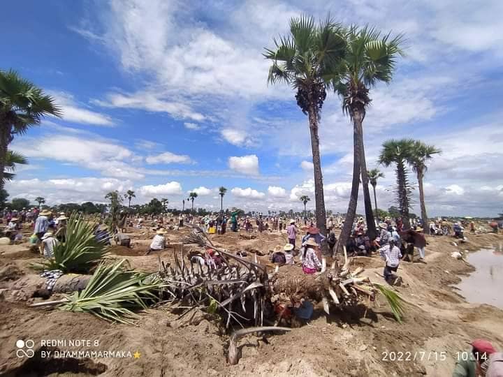 ထန်းကြီးကျေးရွာတွင် ရတနာများတွေ့ရှိသည်ဟုဆိုကာ နေ့စဥ် လူထောင်၊သောင်းချီ လာရောက်တူးနေကြစဥ်။ဓါတ်ပုံ-CJ