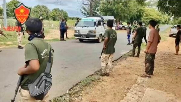 (ပခုက္ကူ - မြိုင်လမ်းပေါ် ဒေသတွင်း PDFအဖွဲ့များက စစ်ဆေးနေစဥ်။)