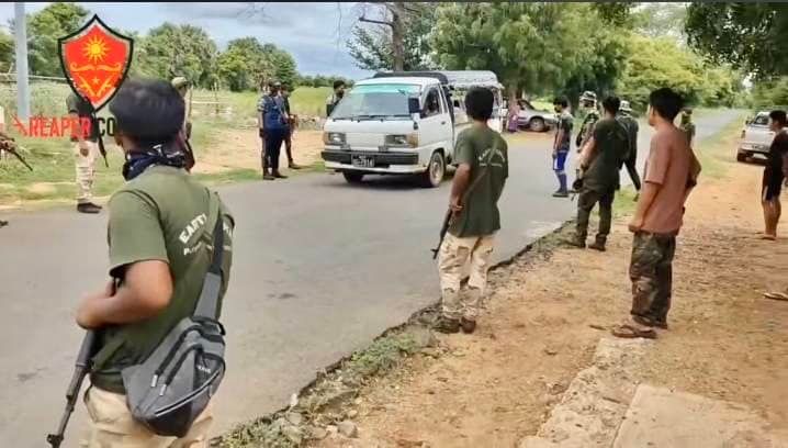 (ပခုက္ကူ - မြိုင်လမ်းပေါ် ဒေသတွင်း PDFအဖွဲ့များက စစ်ဆေးနေစဥ်။)