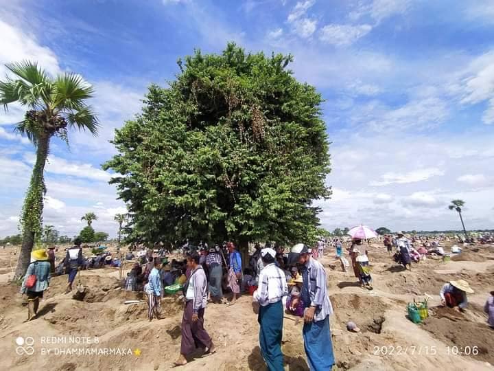 ထန်းကြီးကျေးရွာတွင် ရတနာများတွေ့ရှိသည်ဟုဆိုကာ နေ့စဥ် လူထောင်၊သောင်းချီ လာရောက်တူးနေကြစဥ်။ဓါတ်ပုံ-CJ