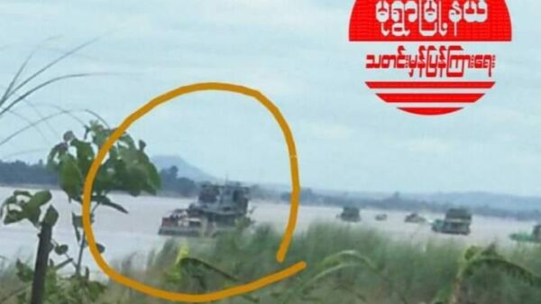 (ဇူလိုင် ၁၈ တွင် မုံရွာမြို့ မင်း​ဒေါင့်ဆိပ်ကမ်းမှထွက်လာ​သော ​ရေယာဥ် ၁၃ စီးပါစစ်​ကောင်စီ ​ရေယာဥ်အုပ်စု။ ဓါတ်ပုံ-မုံရွာမြို့နယ် သတင်းမှန်ပြန်ကြား​ရေး)
