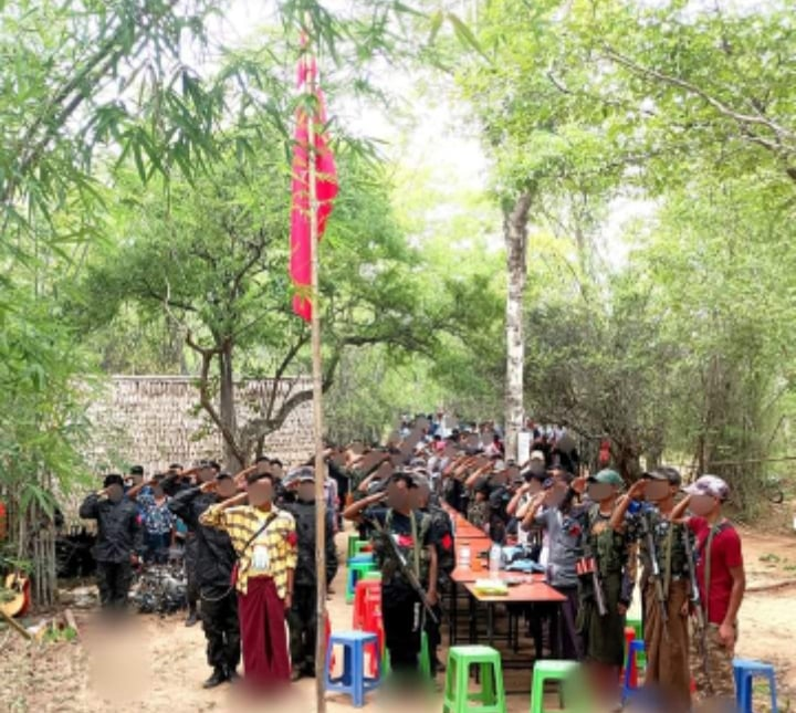 (တပ်ရင်း (၇၁၂)ပြည်သူ့အင်အားတပ်ပေါင်းစု PPC မှ တော်လှန်ရေးရဲဘော်များ အား တွေ့ရစဥ်)