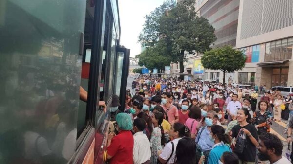(ယမန်နေ့က ရန်ကုန်မြို့၌ YBS စီးနင်းသူများအား တွေ့ရစဥ်၊ ဓာတ်ပုံ - CJ)