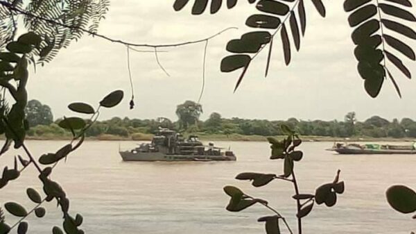 (ကနီနယ် ချင်းတွင်းမြစ်အတွင်း တွေ့ရသည့် အကြမ်းဖက်စစ်တပ်၏ ရေယာဥ်တစ်စီး။ ။ဓါတ်ပုံ-ချင်းတွင်းချစ်သူ)