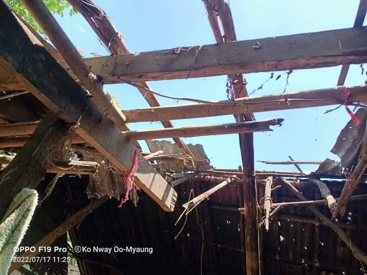 (ပြီးခဲ့သည့် ဇူလိုင် ၁၇ရက်က လက်နက်ကြီးကျည်မှန်၍ သေဆုံးခဲ့သူ အမျိုးသမီးတစ်ဦးနှင့် လက်နက်ကြီးကျည်ကျရောက်ခဲ့သည့် လက်ဖက်ရည်ဆိုင် အား တွေ့ရစဥ်၊ ဓာတ်ပုံ - ကိုနွေဦး-မြောင်)