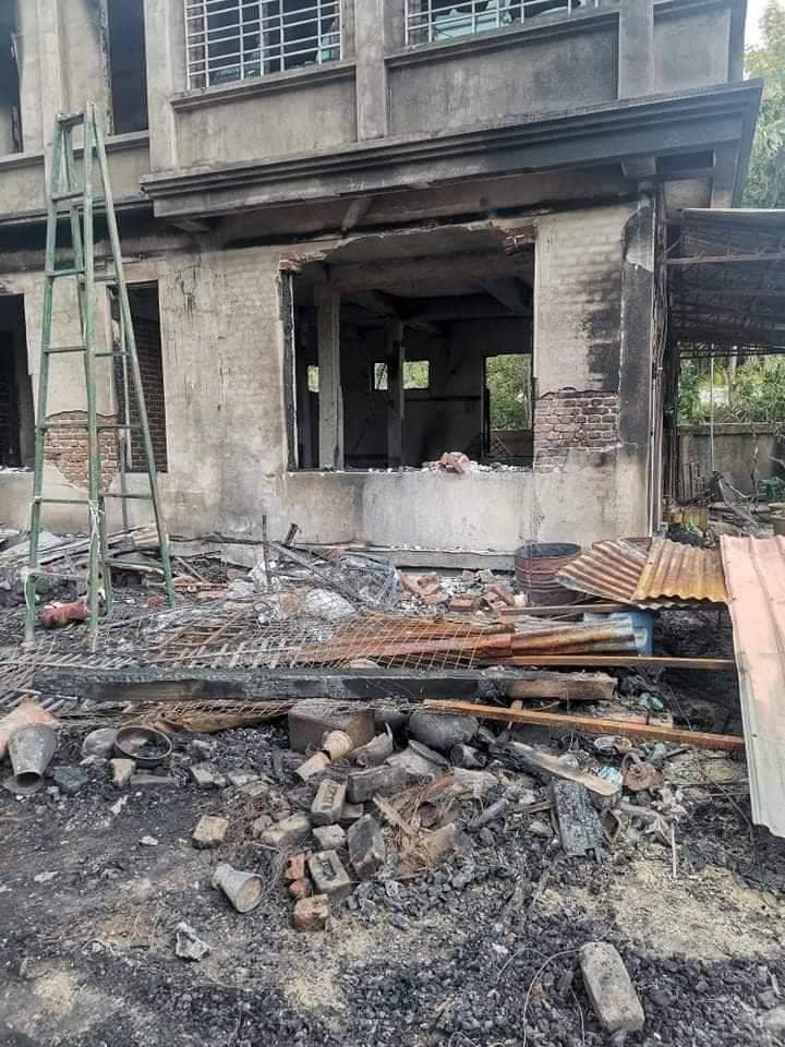 ဒီပဲယင်းကွဲကျေးရွာရှိ အကြမ်းဖက်စစ်တပ်က မီးရှို့ဖျက်ဆီးသွားသောနေအိမ်အချို့အား တွေ့ရစဉ်၊ဓာတ်ပုံ-စစ်ကိုင်းမြို့နယ် သတင်းမှန်ပြန်ကြားရေး