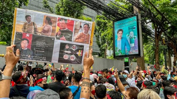 မတရားအသတ်ခံရမှုနှင့် စစ်​ကောင်စီကိုဆန်ကျင်​ကြောင်း ဘန်​ကောက်သံရုံး​​ရှေ့တွင်ထိုင်း​​ရောက်မြန်မာများဆန္ဒပြ