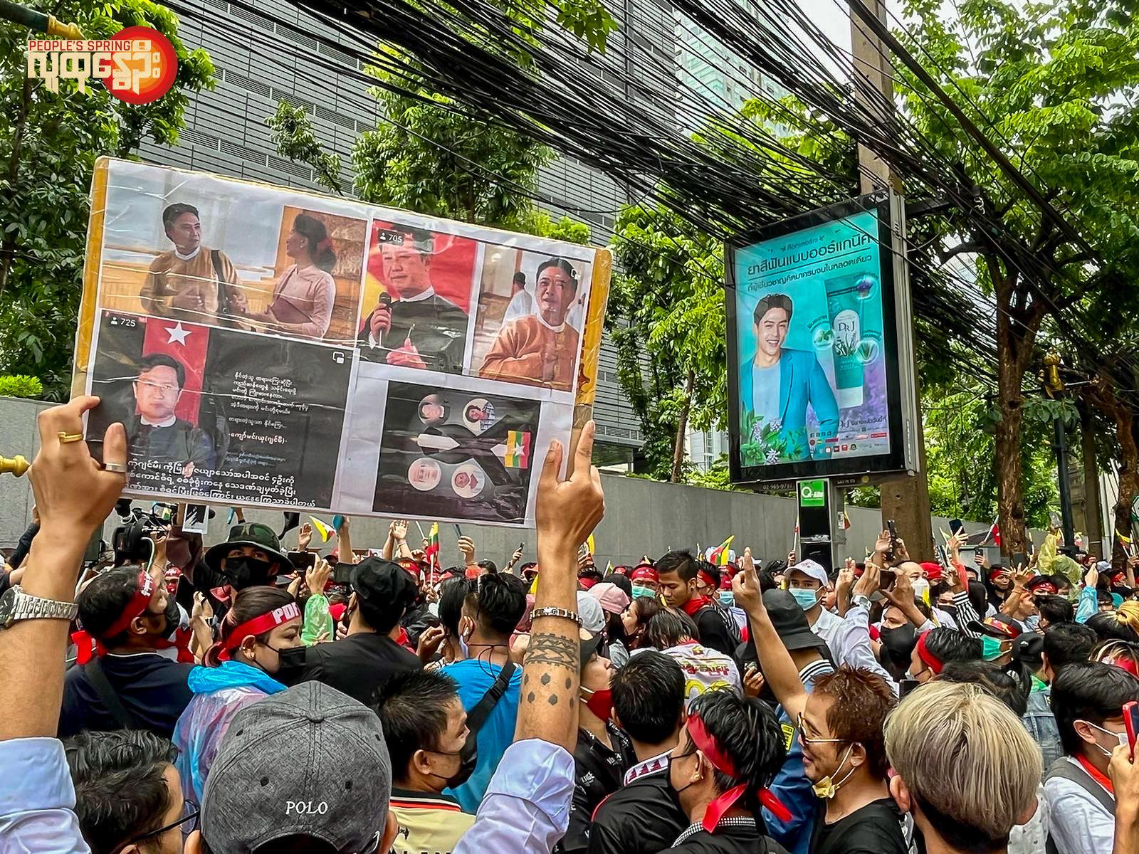 မတရားအသတ်ခံရမှုနှင့် စစ်​ကောင်စီကိုဆန်ကျင်​ကြောင်း ဘန်​ကောက်သံရုံး​​ရှေ့တွင်ထိုင်း​​ရောက်မြန်မာများဆန္ဒပြ