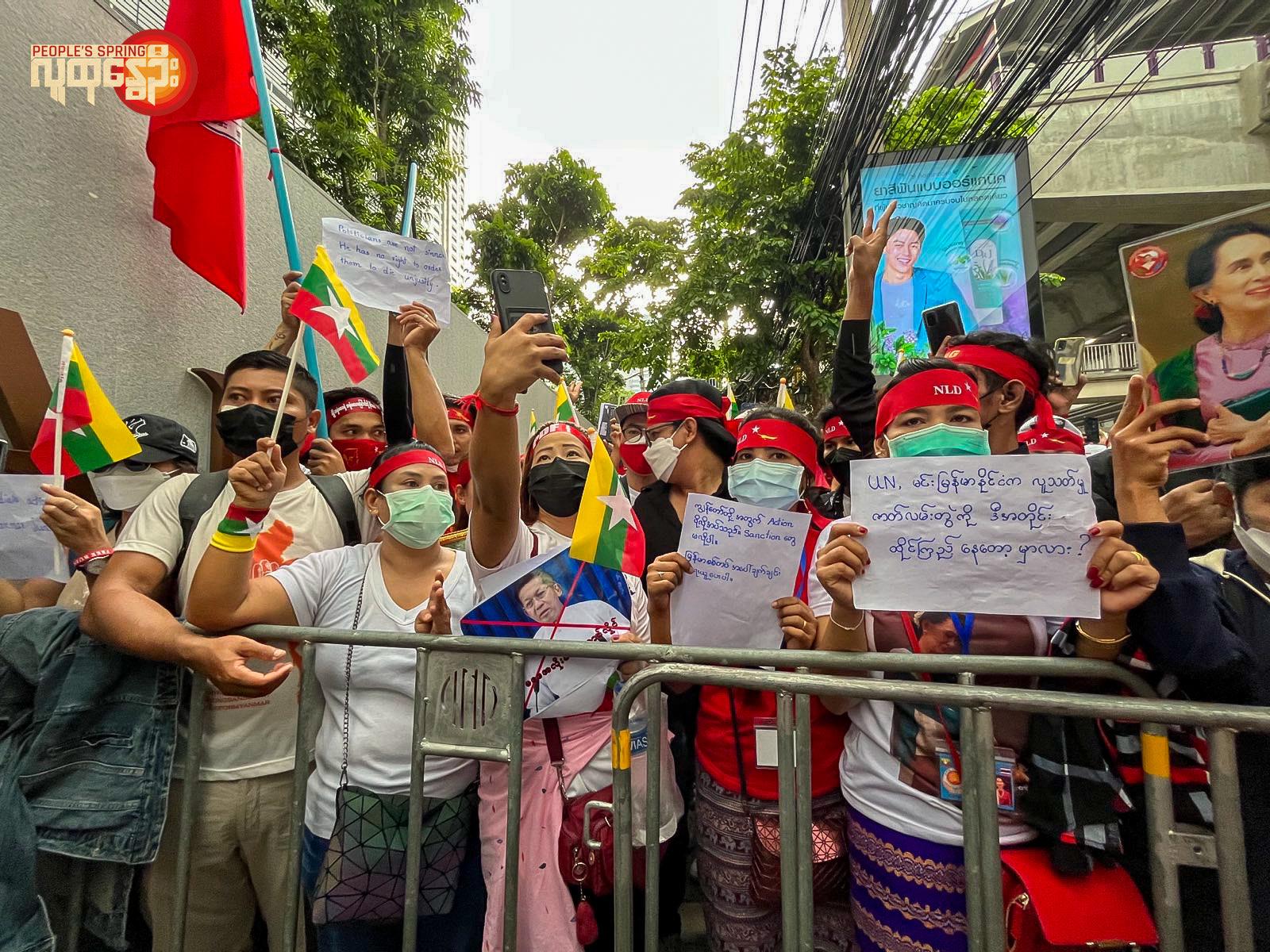 မတရားအသတ်ခံရမှုနှင့် စစ်ကောင်စီကိုဆန်ကျင်ကြောင်း ဘန်ကောက်သံရုံးရှေ့တွင်ထိုင်းရောက်မြန်မာများဆန္ဒပြ