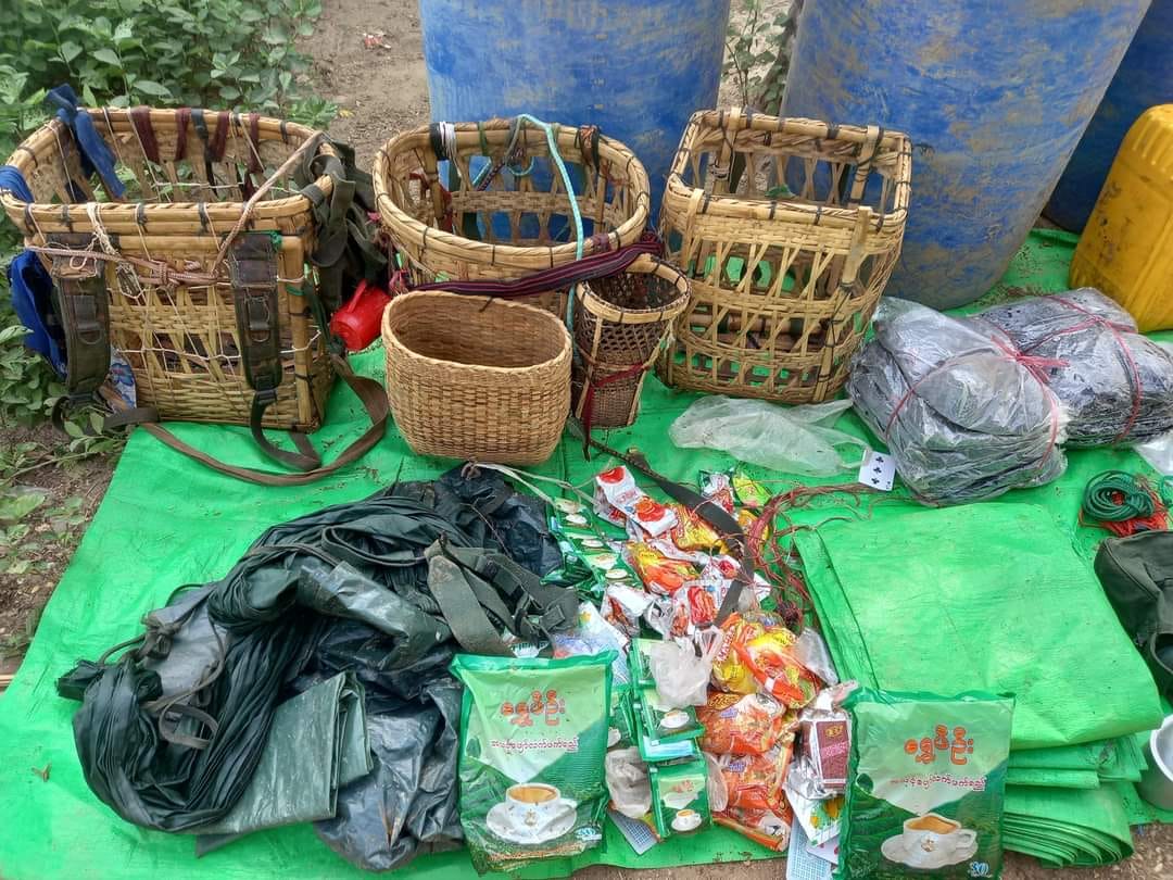 (စစ်ကောင်စီတပ်ရေယာဥ်အုပ်စုပေါ်မှ သိမ်းဆည်းရရှိသောခဲယမ်းမီးကျောက်နှင့်စစ်တပ်သုံးပစ္စည်းများ။ဓါတ်ပုံ-KPDF)