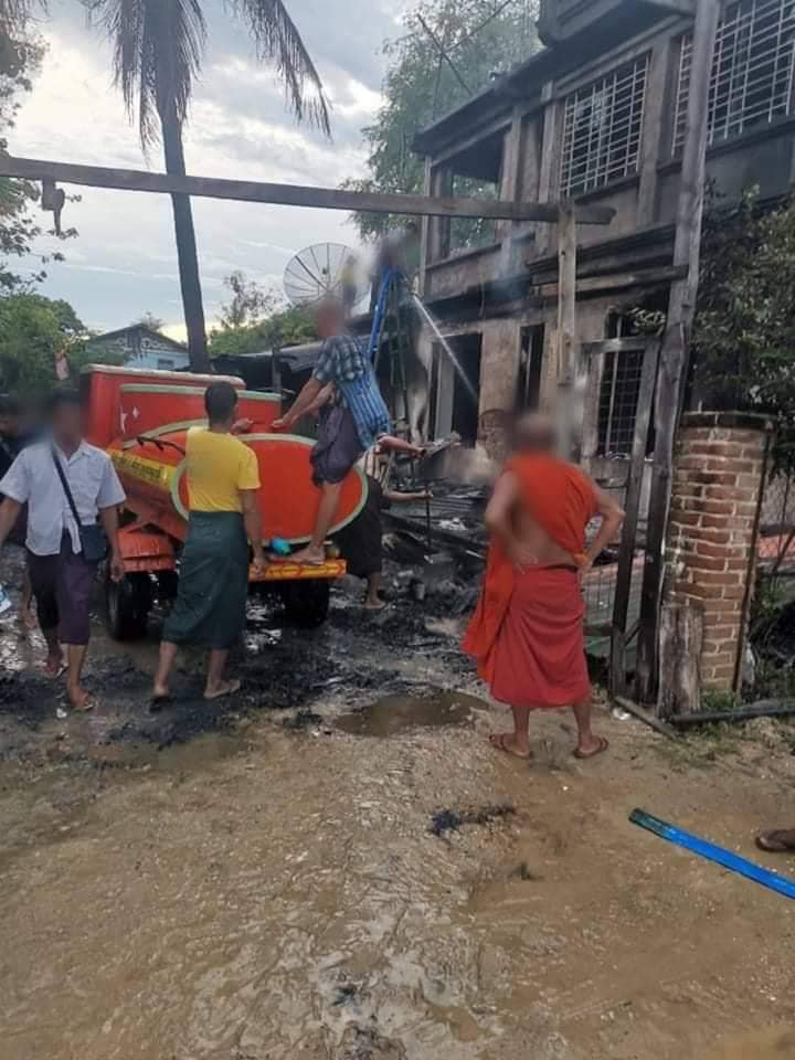 ဒီပဲယင်းကွဲကျေးရွာရှိ အကြမ်းဖက်စစ်တပ်က မီးရှို့ဖျက်ဆီးသွားသောနေအိမ်အချို့အား တွေ့ရစဉ်၊ဓာတ်ပုံ-စစ်ကိုင်းမြို့နယ် သတင်းမှန်ပြန်ကြားရေး