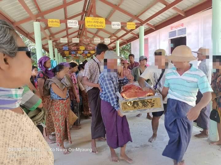 (ပြီးခဲ့သည့် ဇူလိုင် ၁၇ရက်က လက်နက်ကြီးကျည်မှန်၍ သေဆုံးခဲ့သူ အမျိုးသမီးတစ်ဦးနှင့် လက်နက်ကြီးကျည်ကျရောက်ခဲ့သည့် လက်ဖက်ရည်ဆိုင် အား တွေ့ရစဥ်၊ ဓာတ်ပုံ - ကိုနွေဦး-မြောင်)