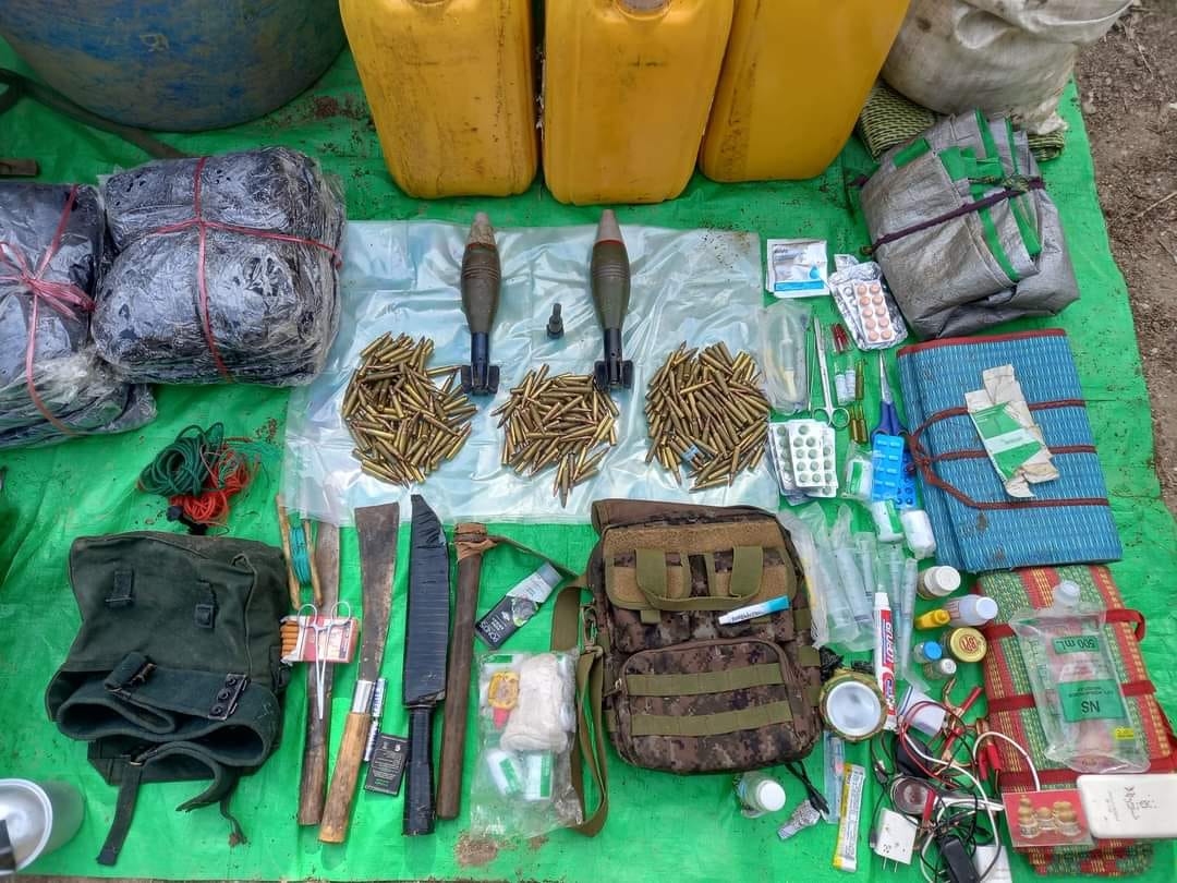 (စစ်ကောင်စီတပ်ရေယာဥ်အုပ်စုပေါ်မှ သိမ်းဆည်းရရှိသောခဲယမ်းမီးကျောက်နှင့်စစ်တပ်သုံးပစ္စည်းများ။ဓါတ်ပုံ-KPDF)